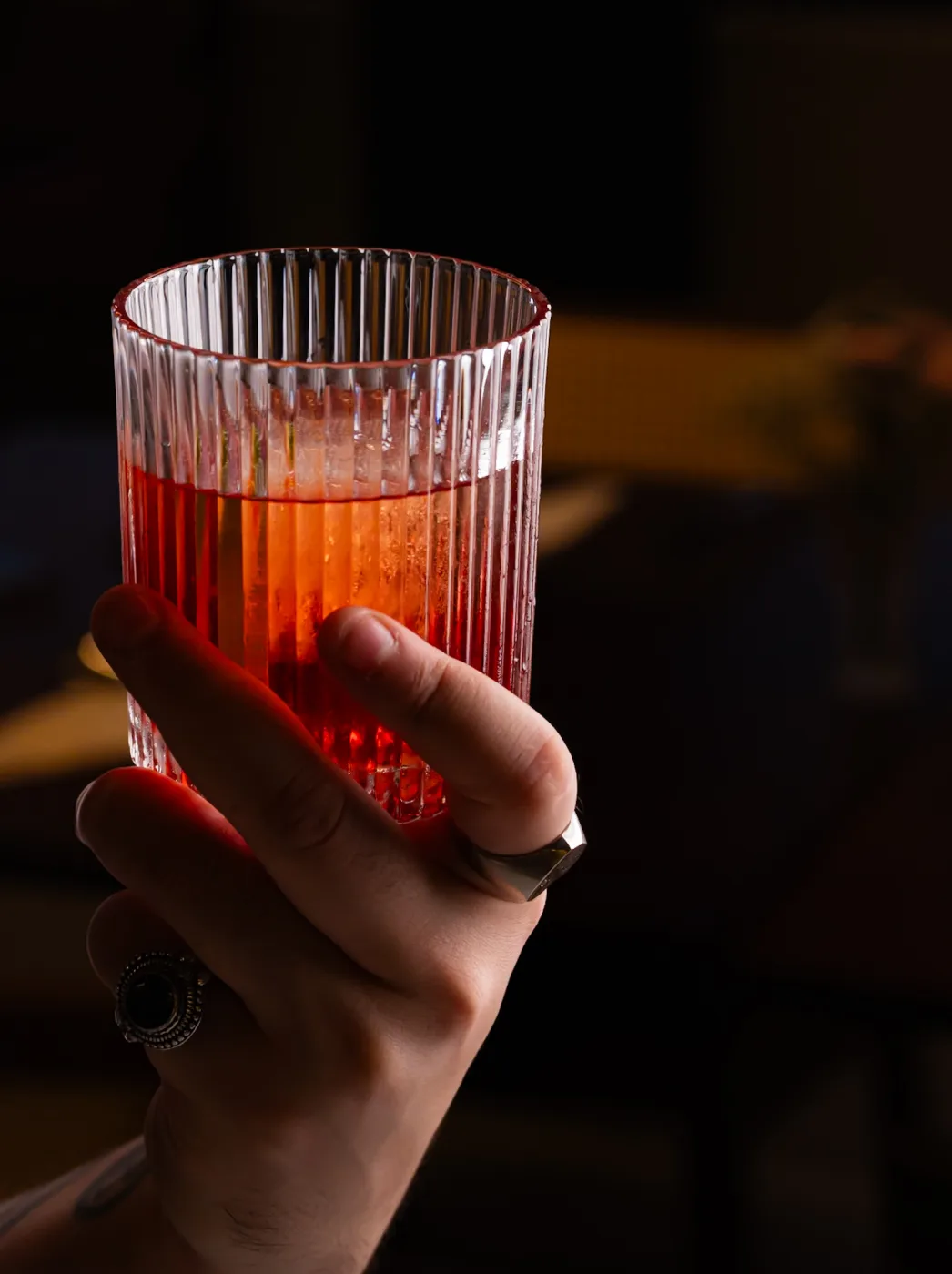 Coquetel em copo canelado com iluminação de ambiente